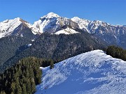 69 Bella la vista sul Monte Cavallo (2323 m) e la Val Terzera